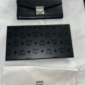 MCM missing a piece of hard ware still functional no issues normal wear